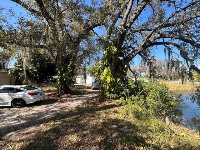 76 Crescent Lake DR, North Fort Myers, FL 33917