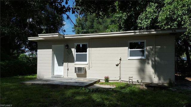 76 Crescent Lake DR, North Fort Myers, FL 33917