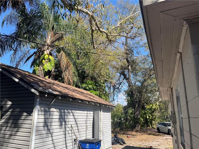 76 Crescent Lake DR, North Fort Myers, FL 33917