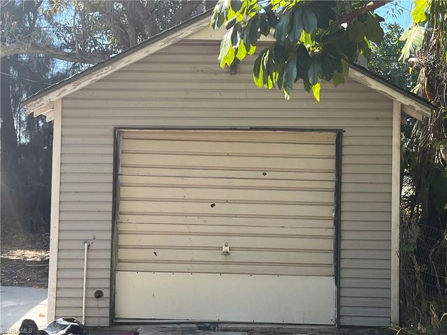 76 Crescent Lake DR, North Fort Myers, FL 33917