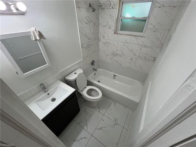 76 Crescent Lake DR, North Fort Myers, FL 33917