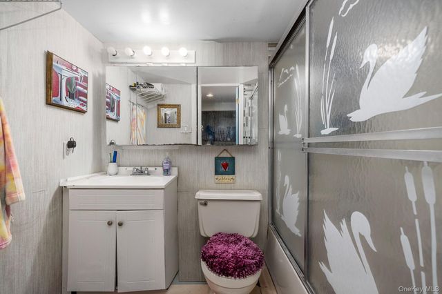 5 Gardner Avenue, Hicksville, NY 11801