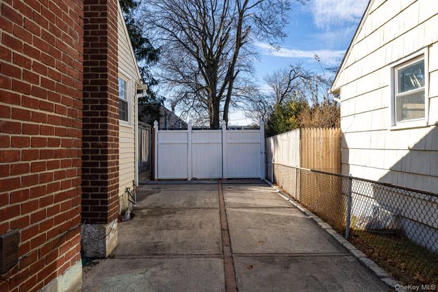 5 Gardner Avenue, Hicksville, NY 11801