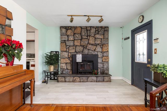 5 Gardner Avenue, Hicksville, NY 11801