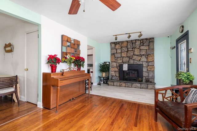 5 Gardner Avenue, Hicksville, NY 11801