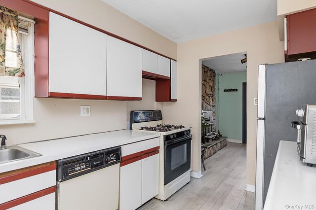 5 Gardner Avenue, Hicksville, NY 11801