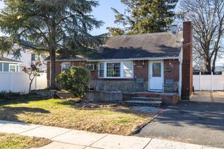 5 Gardner Avenue, Hicksville, NY 11801
