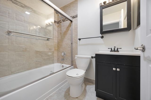 47 E Gant Circle G, Streamwood, IL 60107