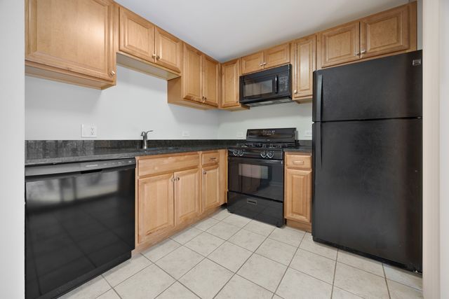 47 E Gant Circle G, Streamwood, IL 60107