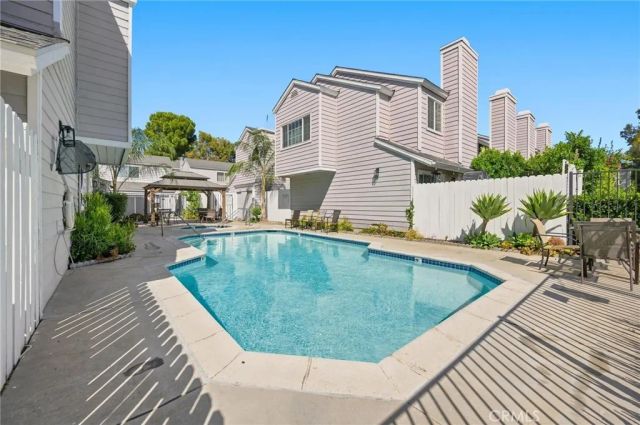14380 Foothill Blvd 1, Los Angeles, CA 91342