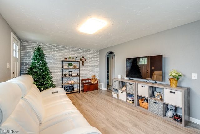12700 Bixler Avenue NE, Hartville, OH 44632