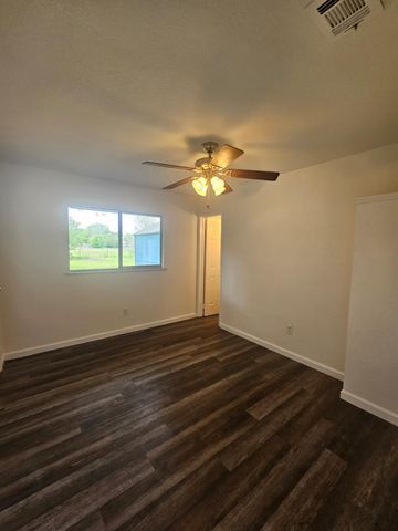 1401 Trinity ST, Lockhart, TX 78644