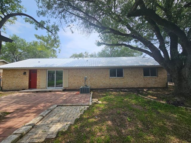 1401 Trinity ST, Lockhart, TX 78644