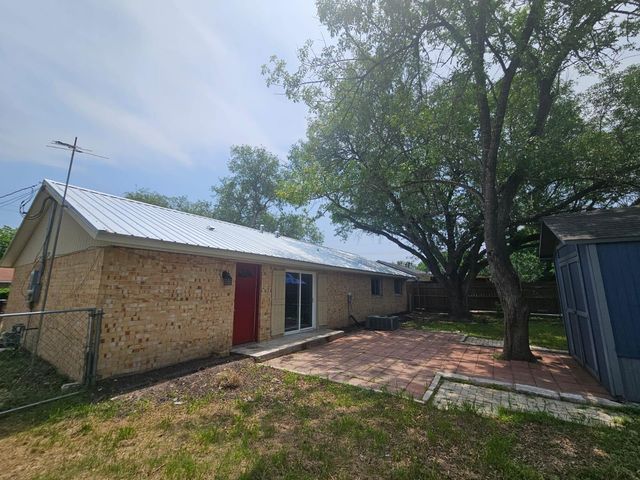 1401 Trinity ST, Lockhart, TX 78644