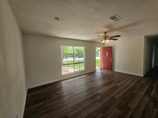 1401 Trinity ST, Lockhart, TX 78644