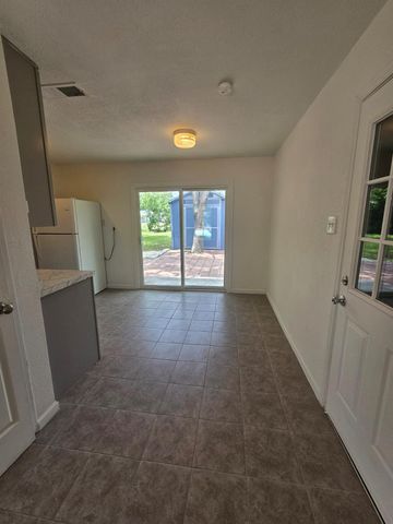 1401 Trinity ST, Lockhart, TX 78644