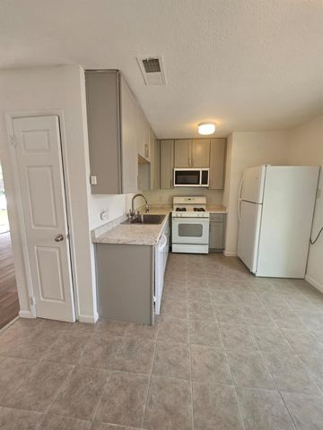 1401 Trinity ST, Lockhart, TX 78644