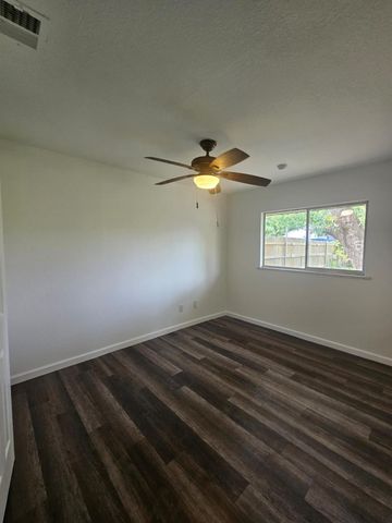 1401 Trinity ST, Lockhart, TX 78644