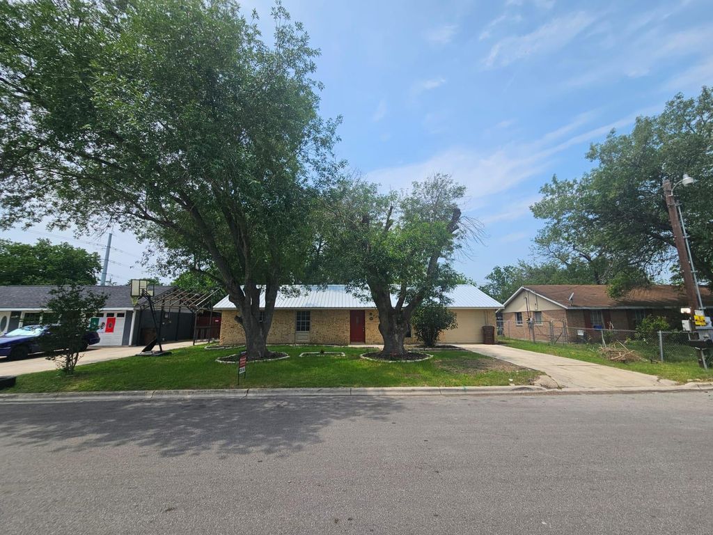1401 Trinity ST, Lockhart, TX 78644