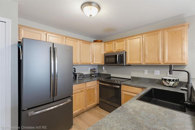 35104 Emma Circle, Commerce Charter Township, MI 48390