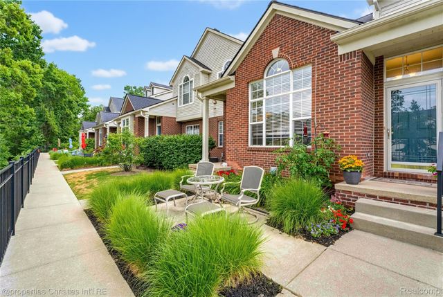 35104 Emma Circle, Commerce Charter Township, MI 48390