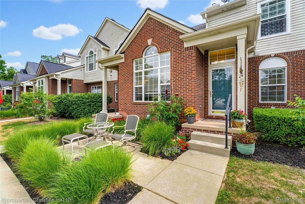 35104 Emma Circle, Commerce Charter Township, MI 48390