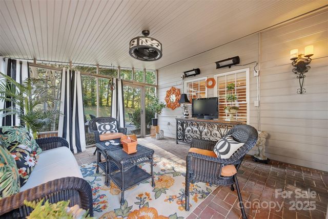 4410 1st Street Drive NW, Hickory, NC 28601