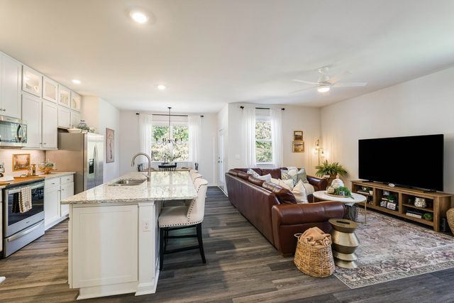 411 STONEWALL JACKSON BLVD, Staunton, VA 24401