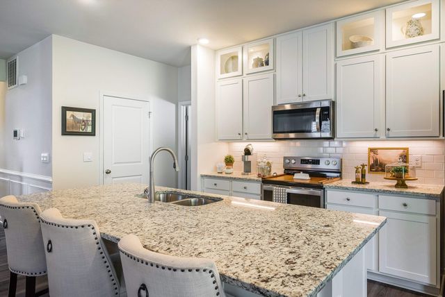 411 STONEWALL JACKSON BLVD, Staunton, VA 24401