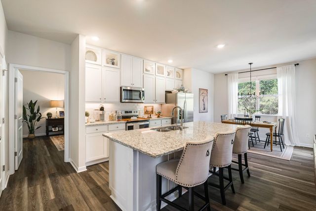 411 STONEWALL JACKSON BLVD, Staunton, VA 24401