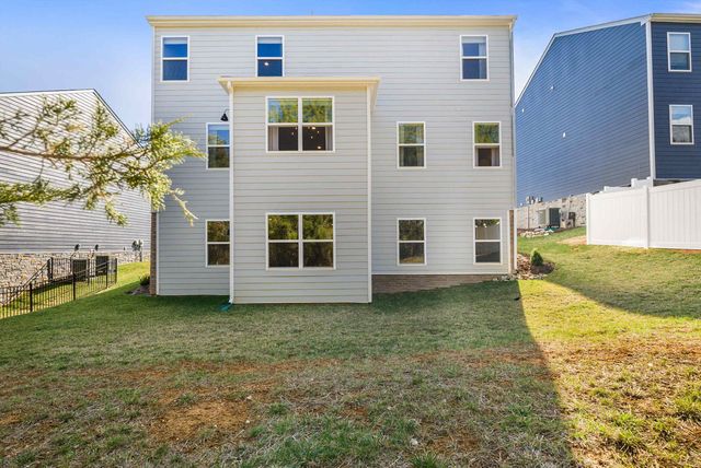 411 STONEWALL JACKSON BLVD, Staunton, VA 24401