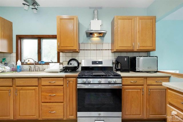 731 1st Street, Clay Center, KS 67432
