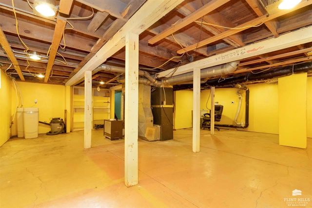 731 1st Street, Clay Center, KS 67432