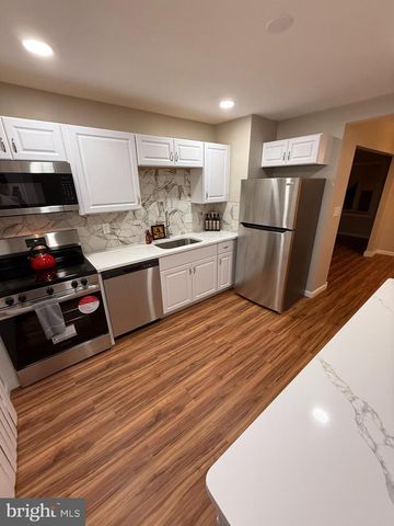 1 HOLDEN DR, New Castle, DE 19720