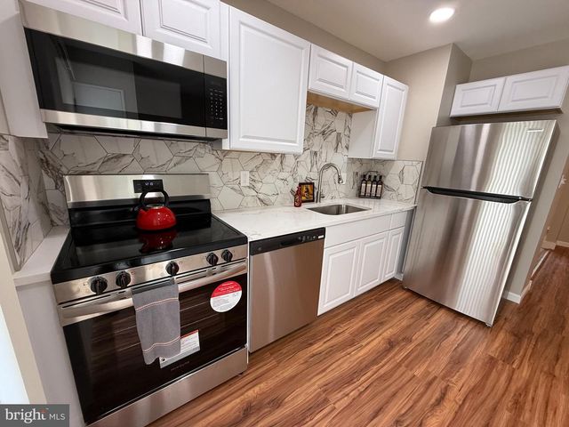 1 HOLDEN DR, New Castle, DE 19720