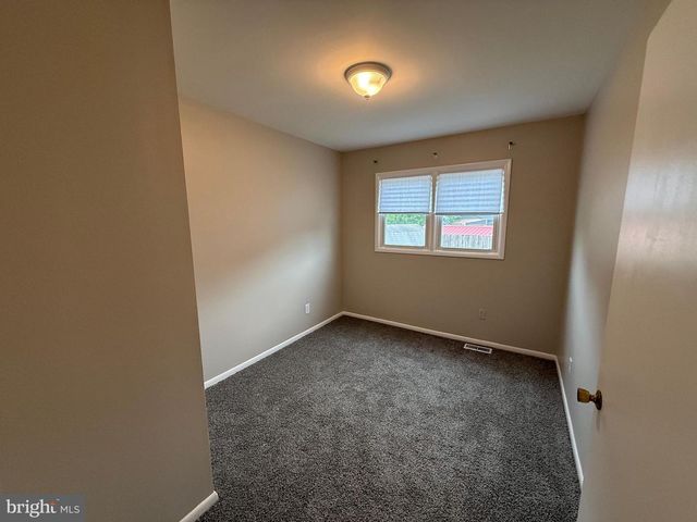 1 HOLDEN DR, New Castle, DE 19720