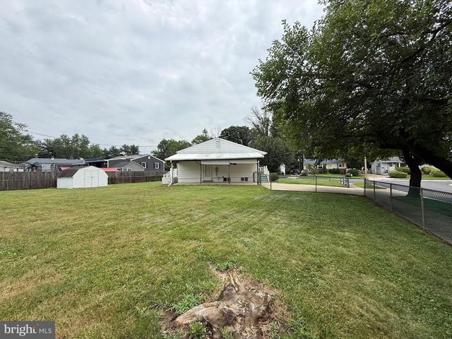 1 HOLDEN DR, New Castle, DE 19720