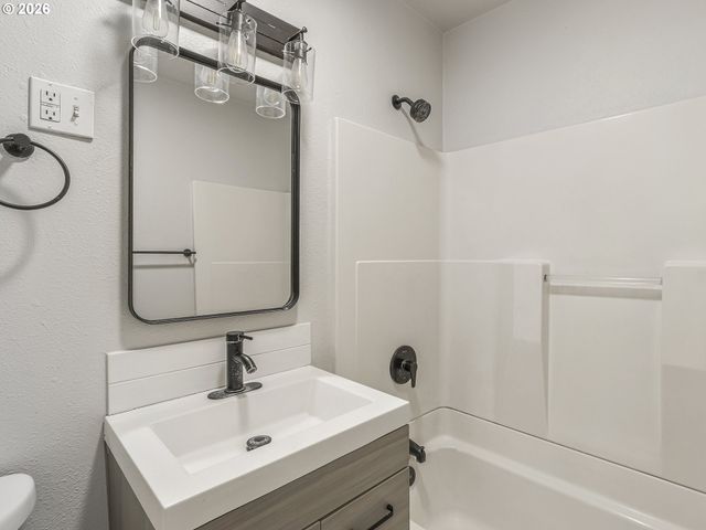 2324 E 16TH St, Vancouver, WA 98661