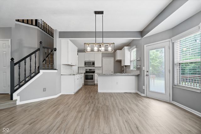 8702 Buffett Parkway, Fishers, IN 46038