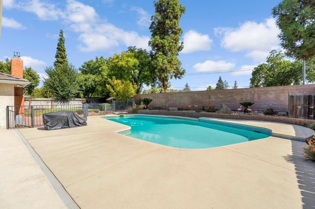 5460 N Blosser Avenue, Fresno, CA 93711