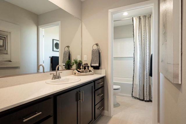 586 Ophelia Avenue, Madera, CA 93636