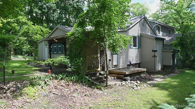 3057 Hillside Drive, Milford, MI 48380