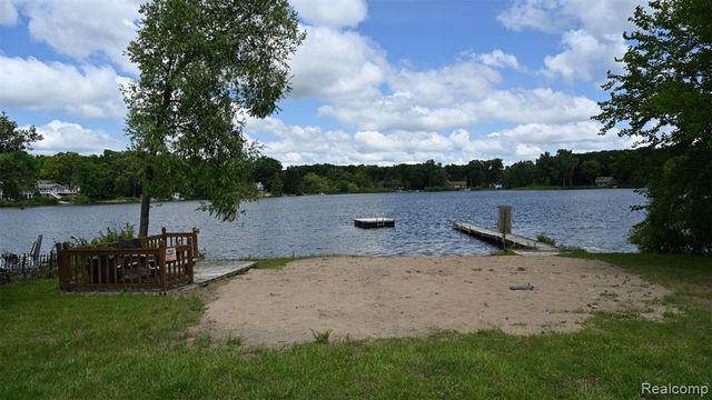 3057 Hillside Drive, Milford, MI 48380