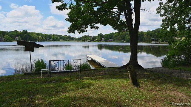 3057 Hillside Drive, Milford, MI 48380