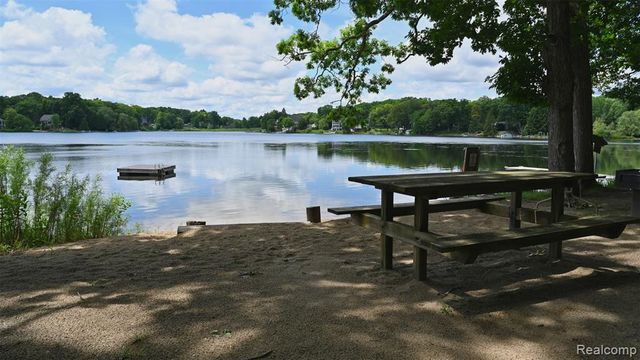 3057 Hillside Drive, Milford, MI 48380