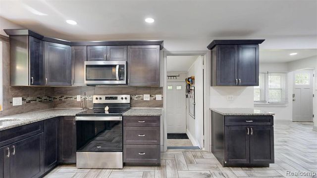 3057 Hillside Drive, Milford, MI 48380
