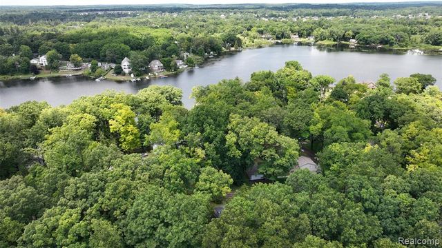 3057 Hillside Drive, Milford, MI 48380