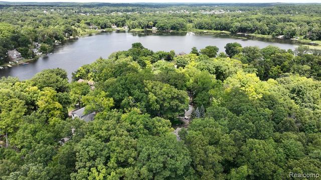3057 Hillside Drive, Milford, MI 48380