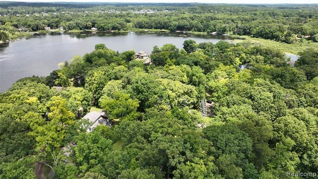 3057 Hillside Drive, Milford, MI 48380