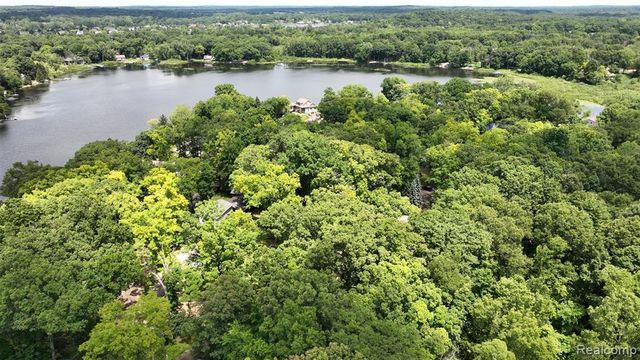3057 Hillside Drive, Milford, MI 48380